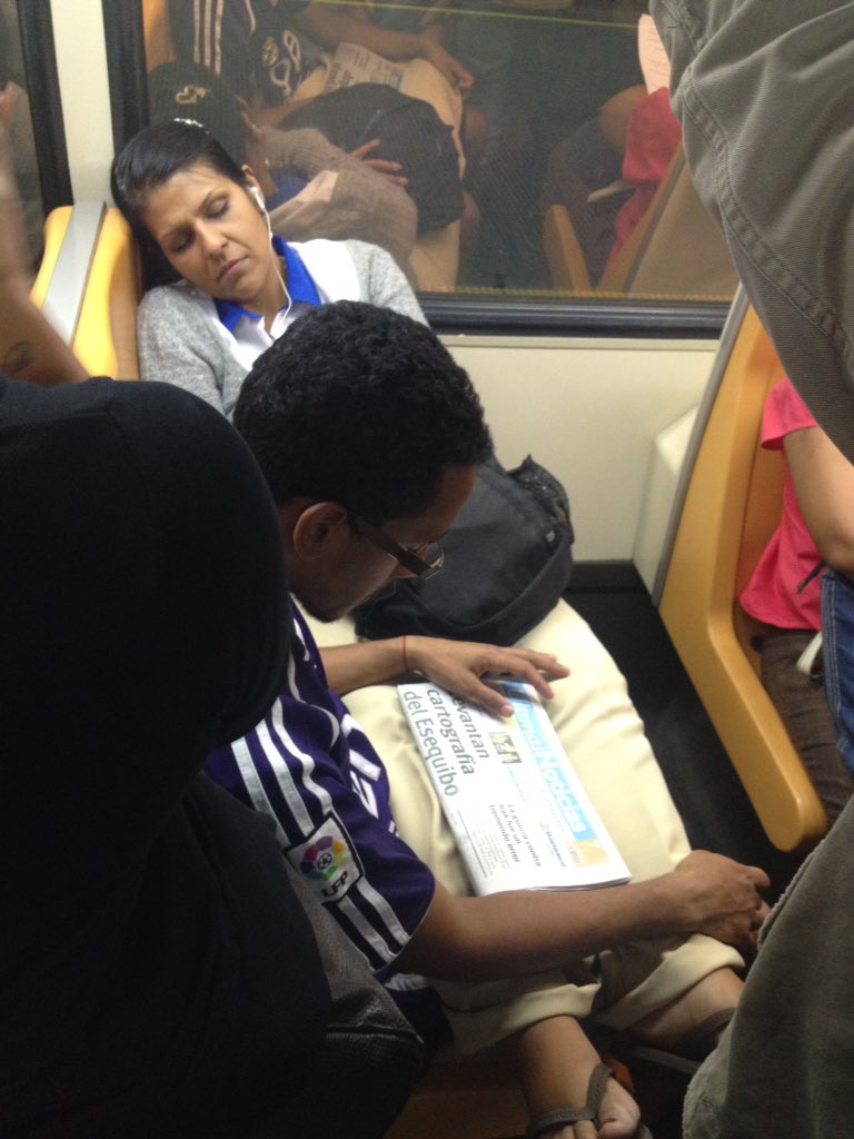 GironDg's tweet photo. Acá la coloco de nuevo sin dirigirla a ninguna cuenta ni # Marginales en el metro https://t.co/VdoplAA5X7