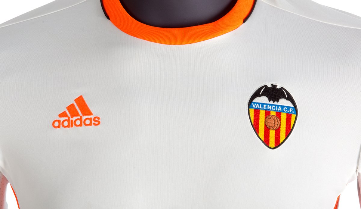 valenciacf's tweet photo. ☺ de leer vuestros elogios sobre las equipaciones ¿RT para mostrar a todo @twitter lo que os gusta? #ViveElValor https://t.co/db16m0z0RZ