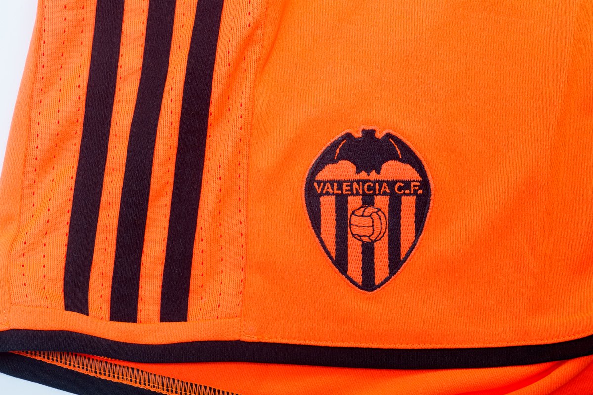 valenciacf's tweet photo. ☺ de leer vuestros elogios sobre las equipaciones ¿RT para mostrar a todo @twitter lo que os gusta? #ViveElValor https://t.co/db16m0z0RZ