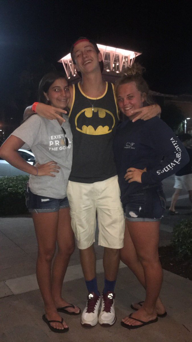 katiertownsend's tweet photo. we found some really cool people in panama!!!๐ https://t.co/Hd4BDpQo9K