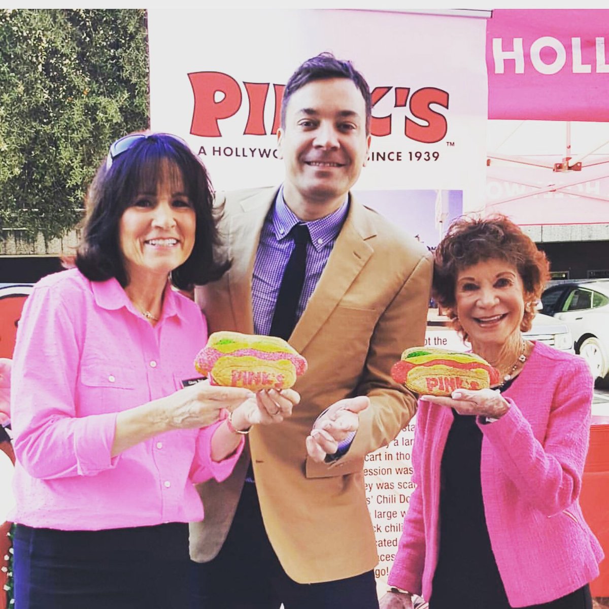 pinkshotdogs's tweet photo. Celebratin #NationalHotDogMonth w/celebrity o the day, @jimmyfallon @FallonTonight @nbc #PinksLadies @NBCLA @nbcsnl https://t.co/YwIgQ6KsP7