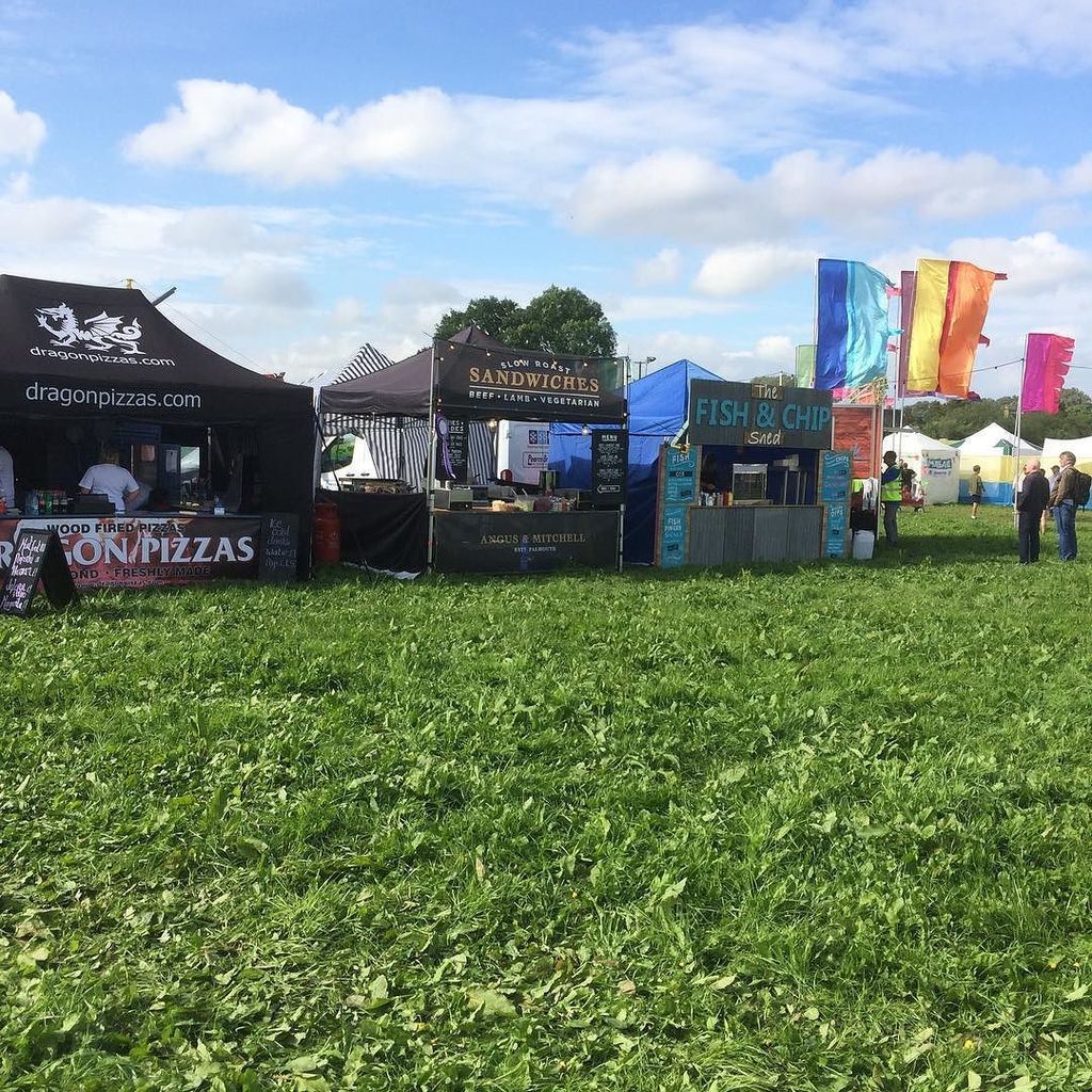AngusandMitch's tweet photo. SANDWICH STAND SET-UP AT BOONDOCKS FESTIVAL &amp; IT'S GONE 5 ON FRIDAY 🍺🍞🍺🍞🍺🍞🍺🍞🍺🍞 https://t.co/pegiE5ayNO