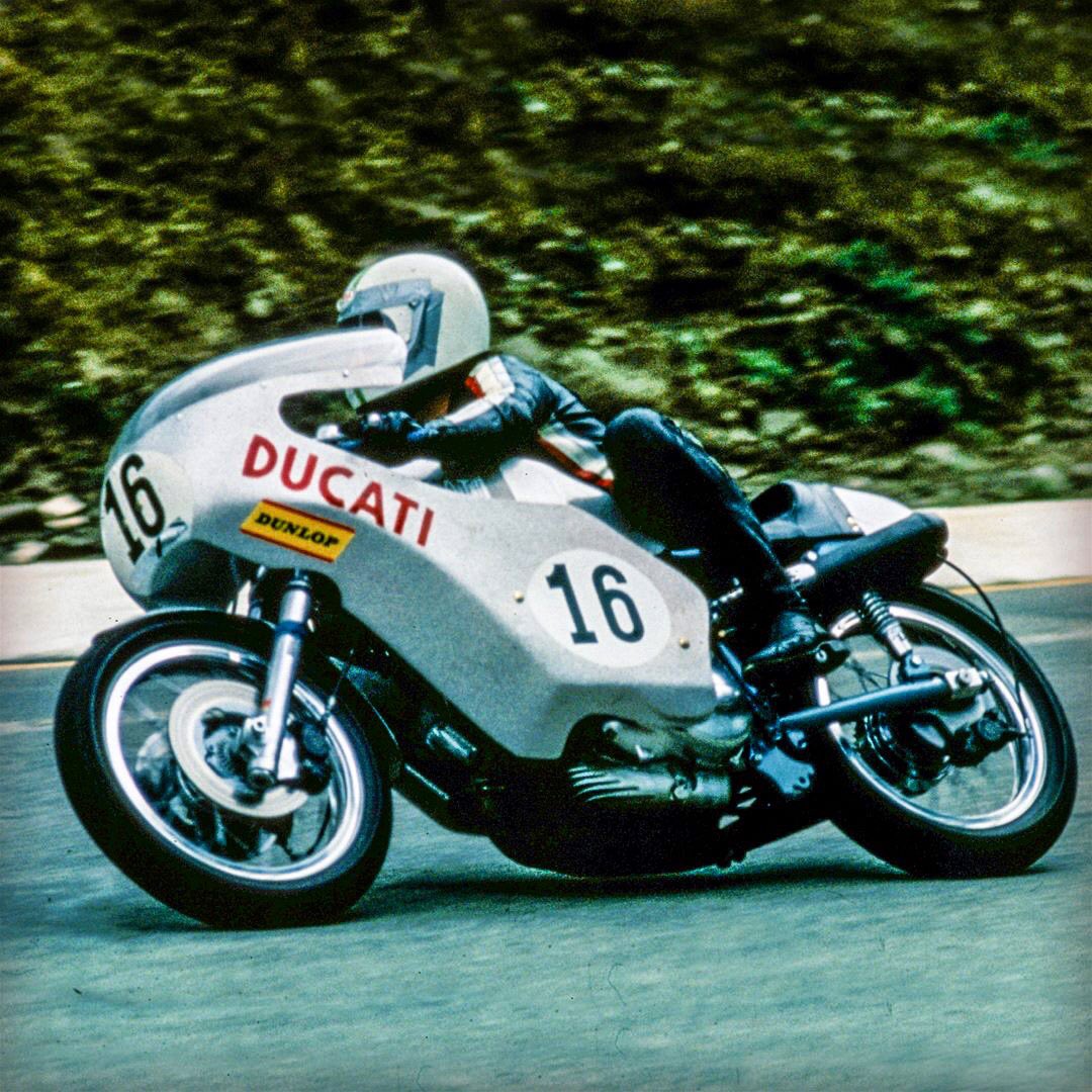 DucatiUSA's tweet photo. Paul Smart en route to victory aboard his Ducati 750 at the 200 Miglia di Imola.
#90YearsOfDucati | #paulsmart https://t.co/g5QR7Te7YF