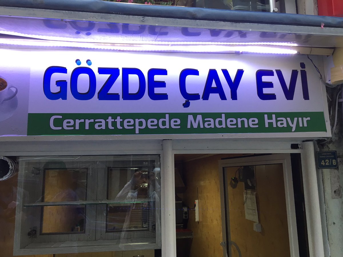 Artvin esnafı festival sürecinde dükkanını madene hayır ve cerattepe karikatürleriyle donatıyor.
