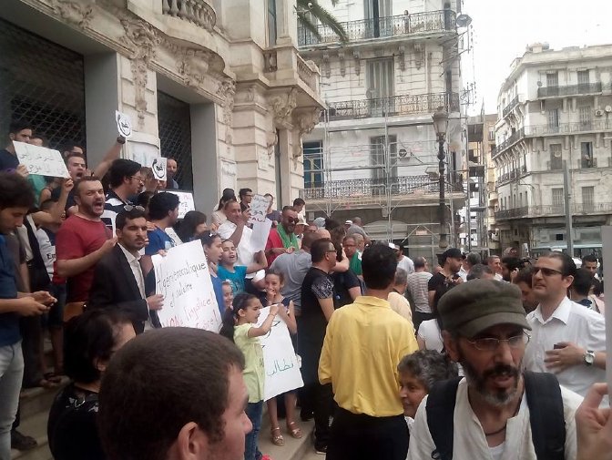 LeilaBeratto's tweet photo. A #Oran rassemblement en solidarité avec les personnes incarcérées de l'affaire El Khabar. 
(Photo @akramelkebir ) https://t.co/i1VJSsR2eL