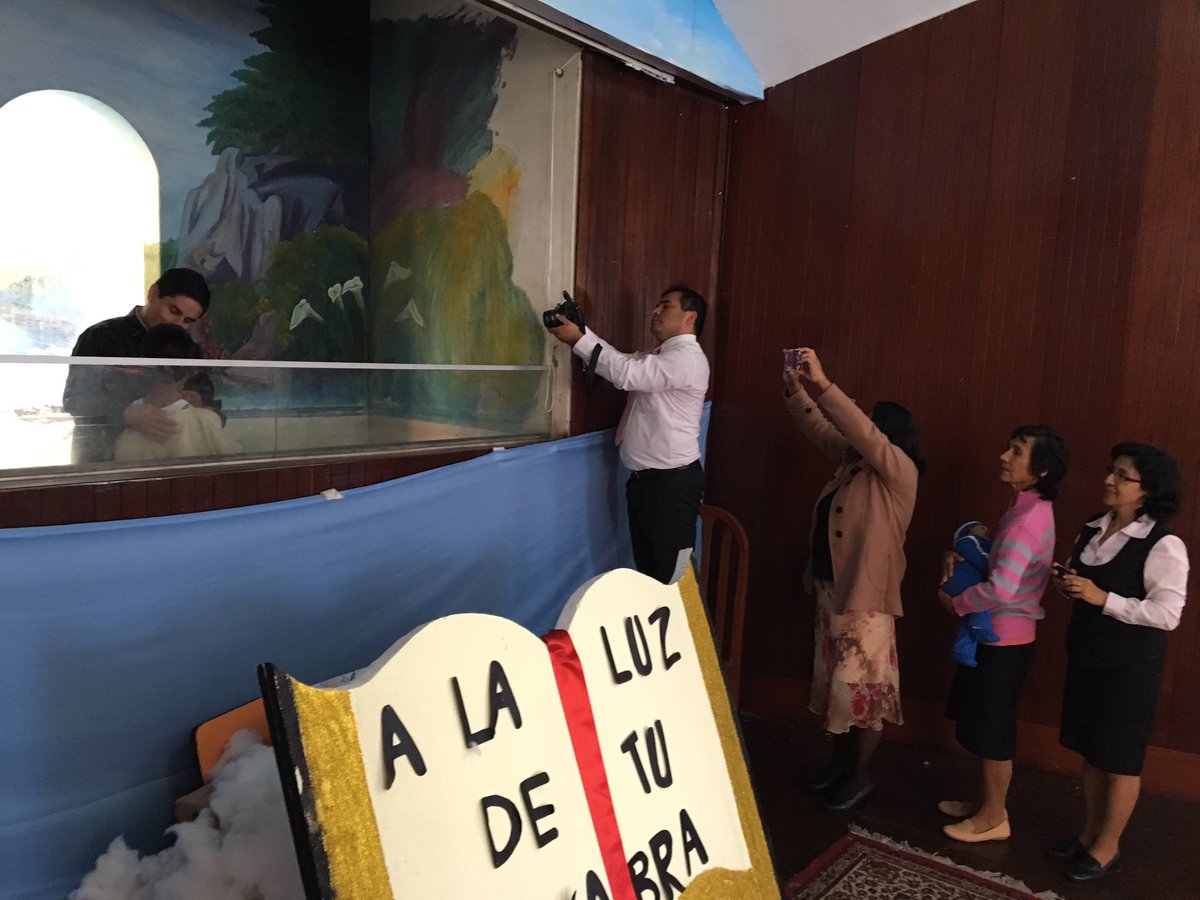 nmendigure's tweet photo. Derry, Shiré y Viviana se bautizan en el Colegio Adventista #JSMTrujillo en la I-SEE "A la luz de tu palabra" https://t.co/o8huPtfPQy