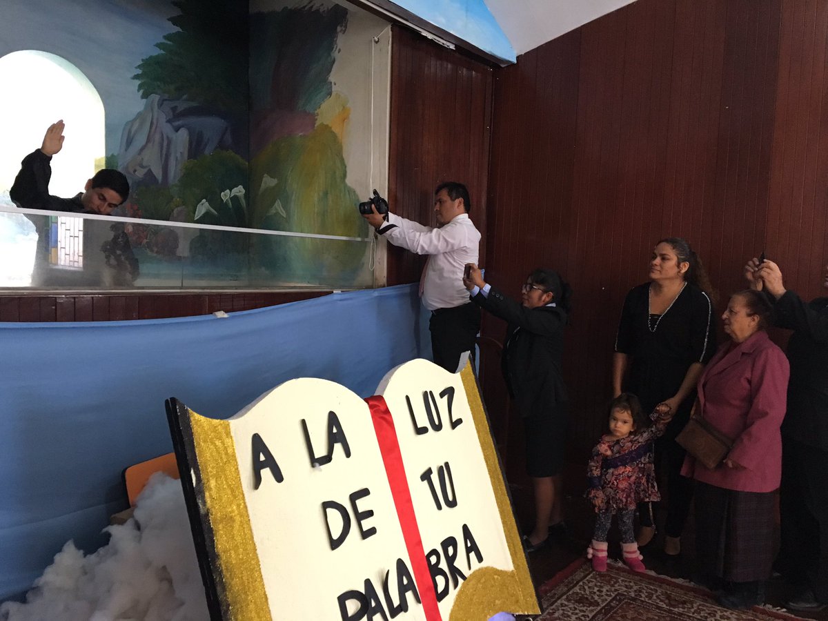 nmendigure's tweet photo. Derry, Shiré y Viviana se bautizan en el Colegio Adventista #JSMTrujillo en la I-SEE "A la luz de tu palabra" https://t.co/o8huPtfPQy