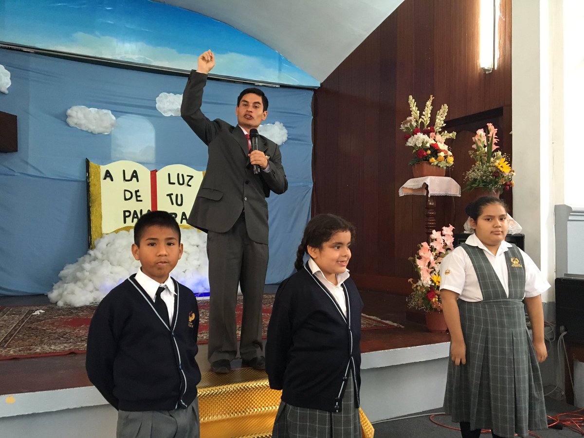 nmendigure's tweet photo. Derry, Shiré y Viviana se bautizan en el Colegio Adventista #JSMTrujillo en la I-SEE "A la luz de tu palabra" https://t.co/o8huPtfPQy