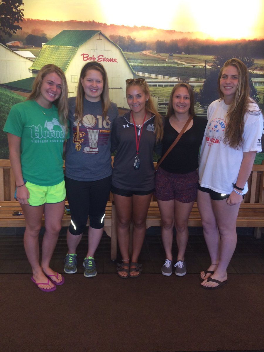 rosanna820's tweet photo. Teammates always make the best of friends ⚽️💚 #thefarm #HHGS https://t.co/GBSiBlBnlk