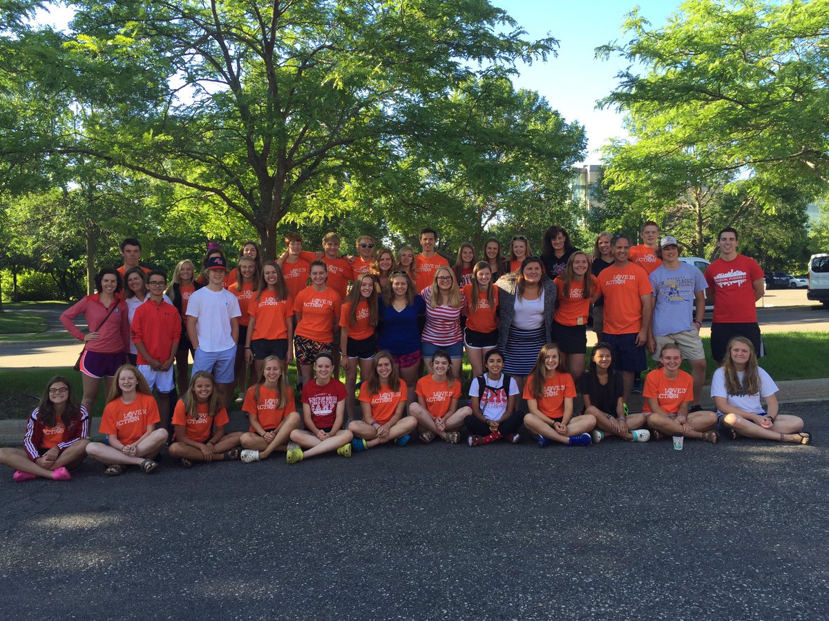 StAndrewHS's tweet photo. Check out this crew! #GodsWork #OurHands #MT2k16 https://t.co/1dkKHIjIB2