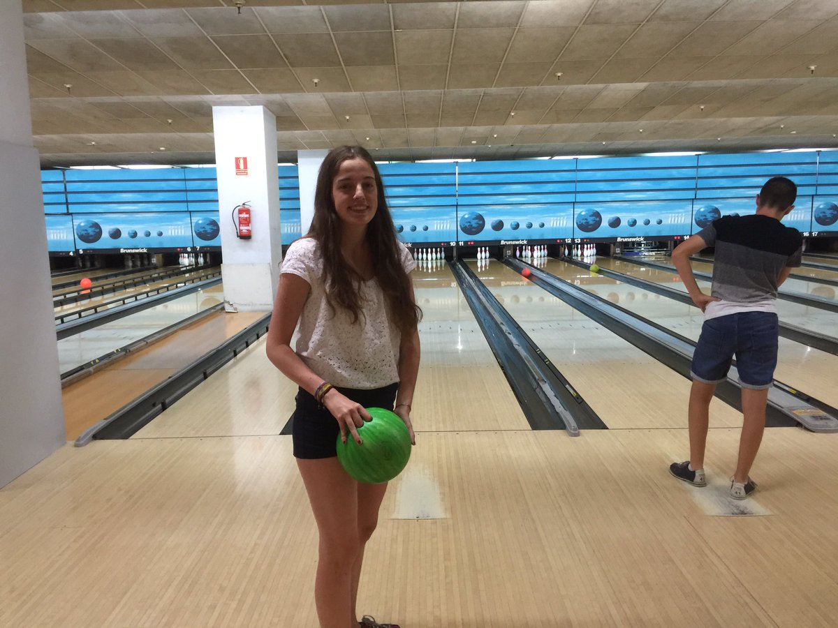 Mariano_Marcen's tweet photo. Celebrando con mi hija Marta,sexta que aprueba Selectividad. Cine, bolera.Enhorabuena guapa. Mañana al Tour con Javi https://t.co/nQw3EGHo8W