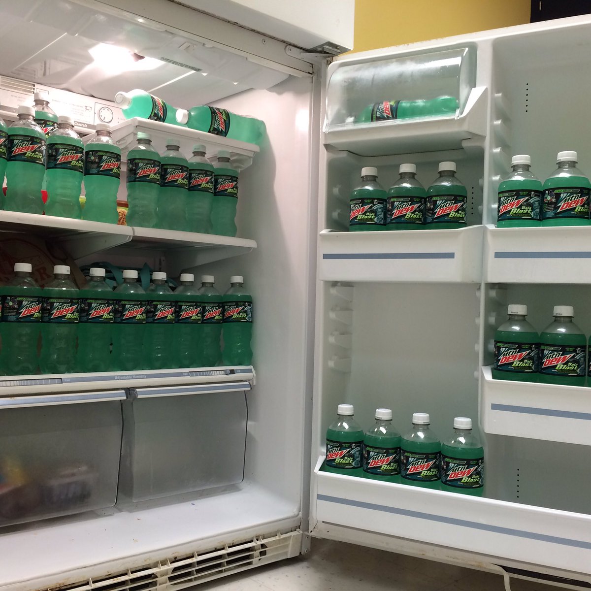 CrewTiki's tweet photo. #DewStock #votebajablast all prepped for the weekend!! Please make every weekend a Baja Blast!!! https://t.co/9rHEdF1xZq