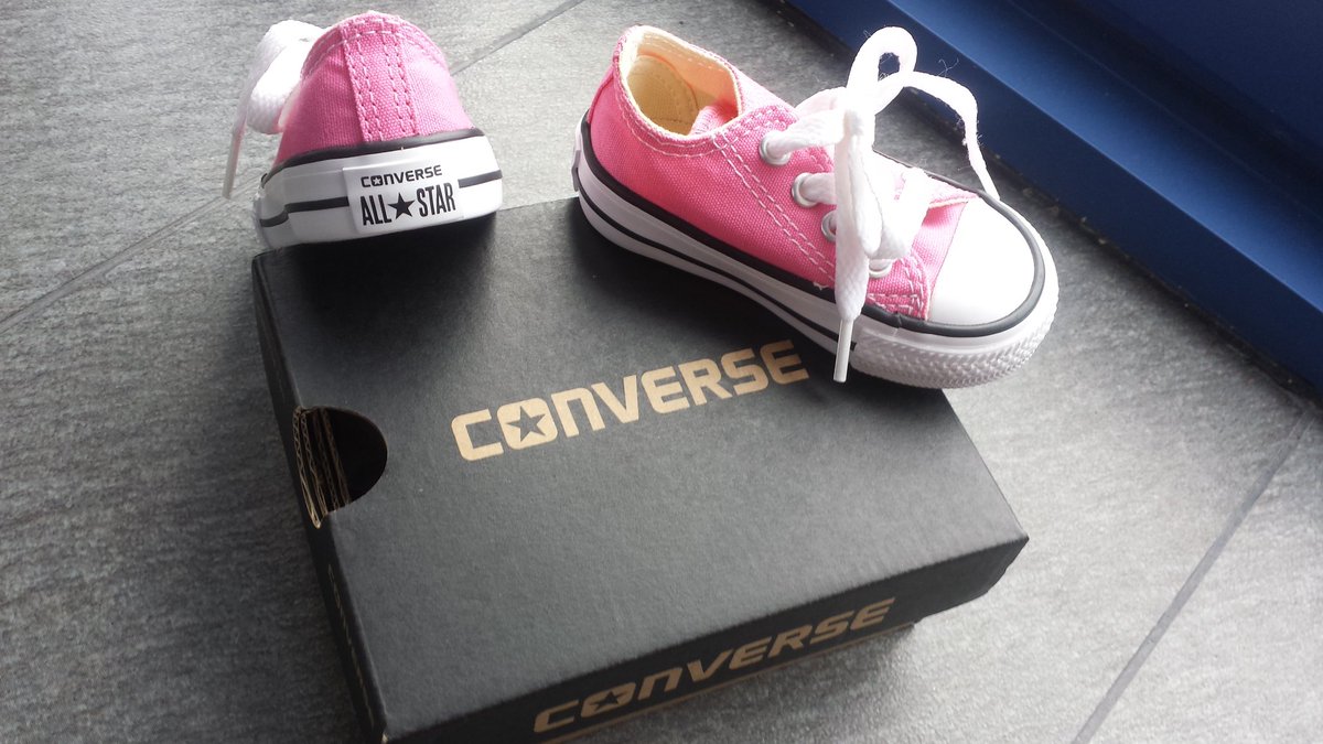 DescubriendoaPa's tweet photo. My babygirl's firts #ConverseAllstar shoes!! #descubriendoapapi #babyconverse https://t.co/fHGxDiKdqD