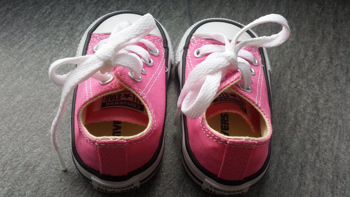 DescubriendoaPa's tweet photo. My babygirl's firts #ConverseAllstar shoes!! #descubriendoapapi #babyconverse https://t.co/fHGxDiKdqD