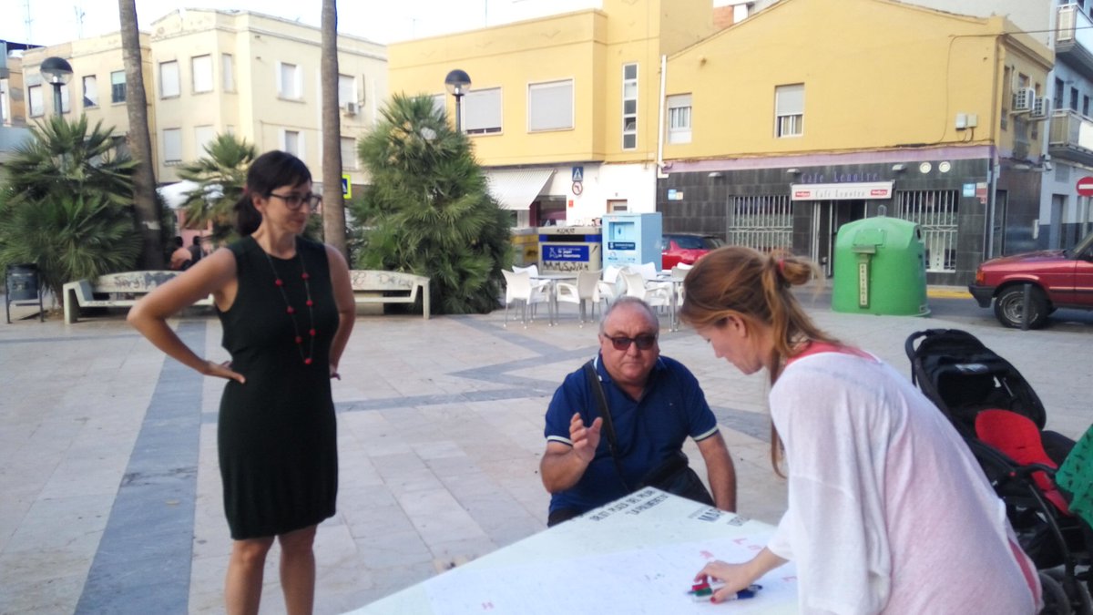 participasagunt's tweet photo. Comencem el #mapatge a la Palmereta! La gent del #portdesagunt té ganes de millorar el seu entorn. @AytoSaguntoCom https://t.co/wBqyvbaDlX