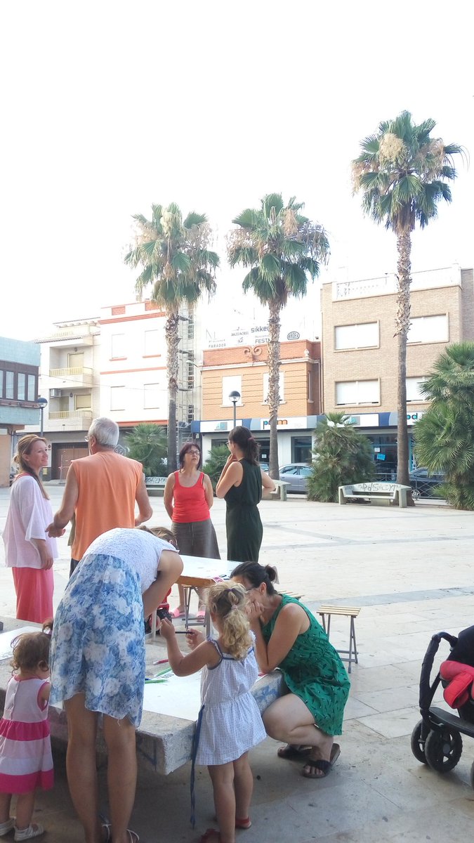 participasagunt's tweet photo. Comencem el #mapatge a la Palmereta! La gent del #portdesagunt té ganes de millorar el seu entorn. @AytoSaguntoCom https://t.co/wBqyvbaDlX