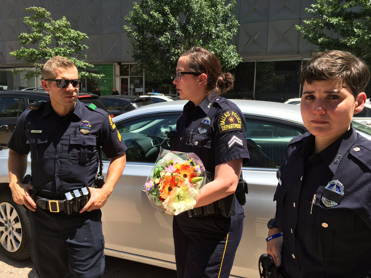 LesterHoltNBC's tweet photo. Hugs and condolences on the streets of Dallas for grieving men and women in blue. https://t.co/RZvLly3mR4