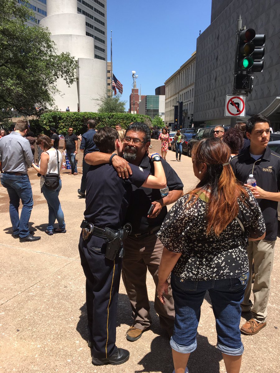 LesterHoltNBC's tweet photo. Hugs and condolences on the streets of Dallas for grieving men and women in blue. https://t.co/RZvLly3mR4