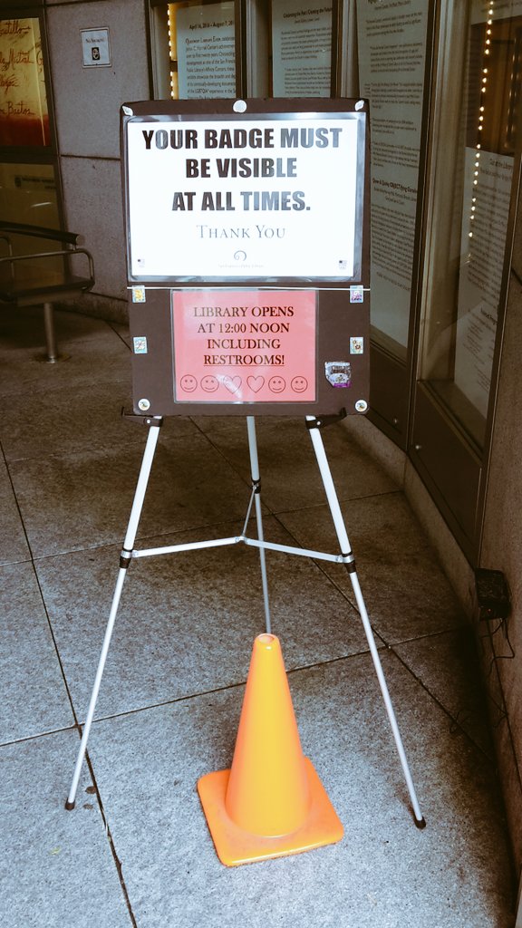 Lizluemmel's tweet photo. Die Amis wissen wie's geht. @SFPublicLibrary öffnet erst mittags. #lizforever #bibhopping #bibhoppingextreme https://t.co/7pQWqE6YHw
