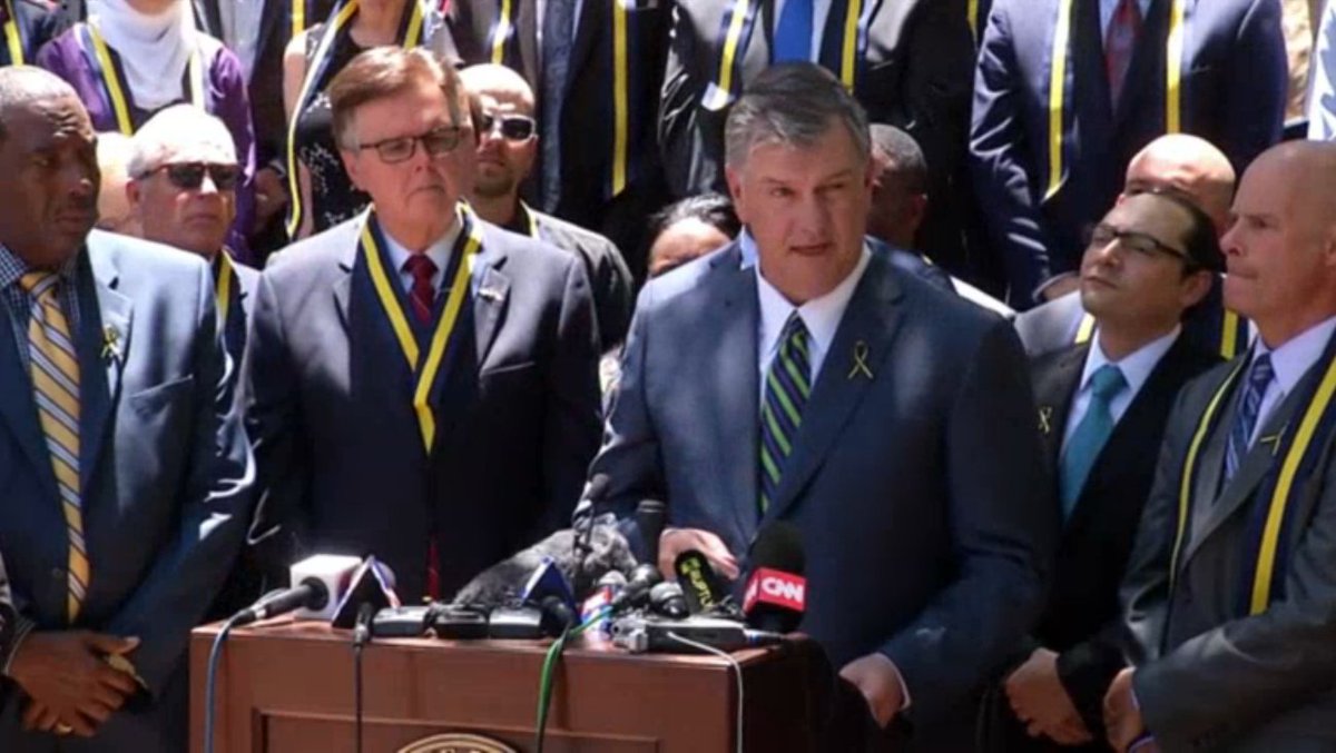 BishopJakes's tweet photo. "Let us also pray for and support the fellow officers who are still with us!" -Mayor @Mike_Rawlings #PrayforDallas https://t.co/nx8tbsujbI