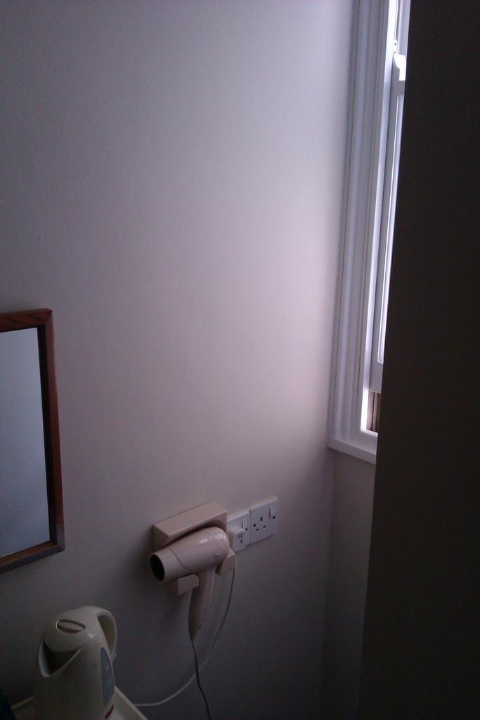 AndrosHuntsman's tweet image. Sea view? More like *see* view? #hotelwithseaviews #noseaview #noview