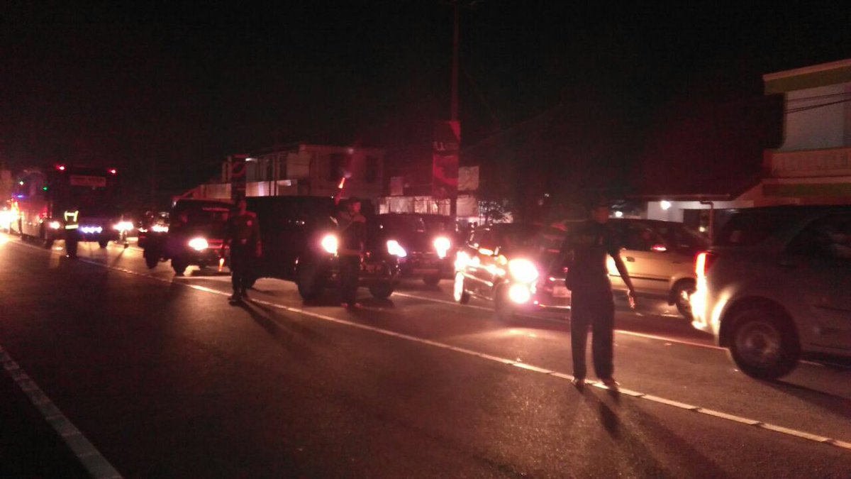 #poskomudikbanser KAB TASIK: Rajapolah, Tasik-Bandung Macet Total, hati2lah <a href="/Ansor_Satu/">yaqut cholil qoumas</a> <a href="/mantriss/">sumantri suwarno</a> <a href="/Ansor_JaBar/">Ansor Jabar</a>