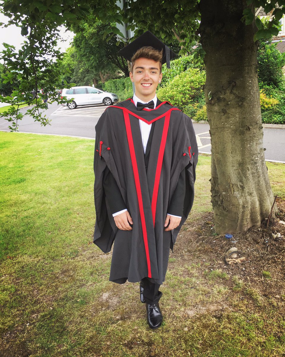 jlwilliamsss's tweet photo. Looking at pictures I just can't believe yesterday happened! Such a big and proud moment of my life #graduation #USW https://t.co/3crulKvMJs