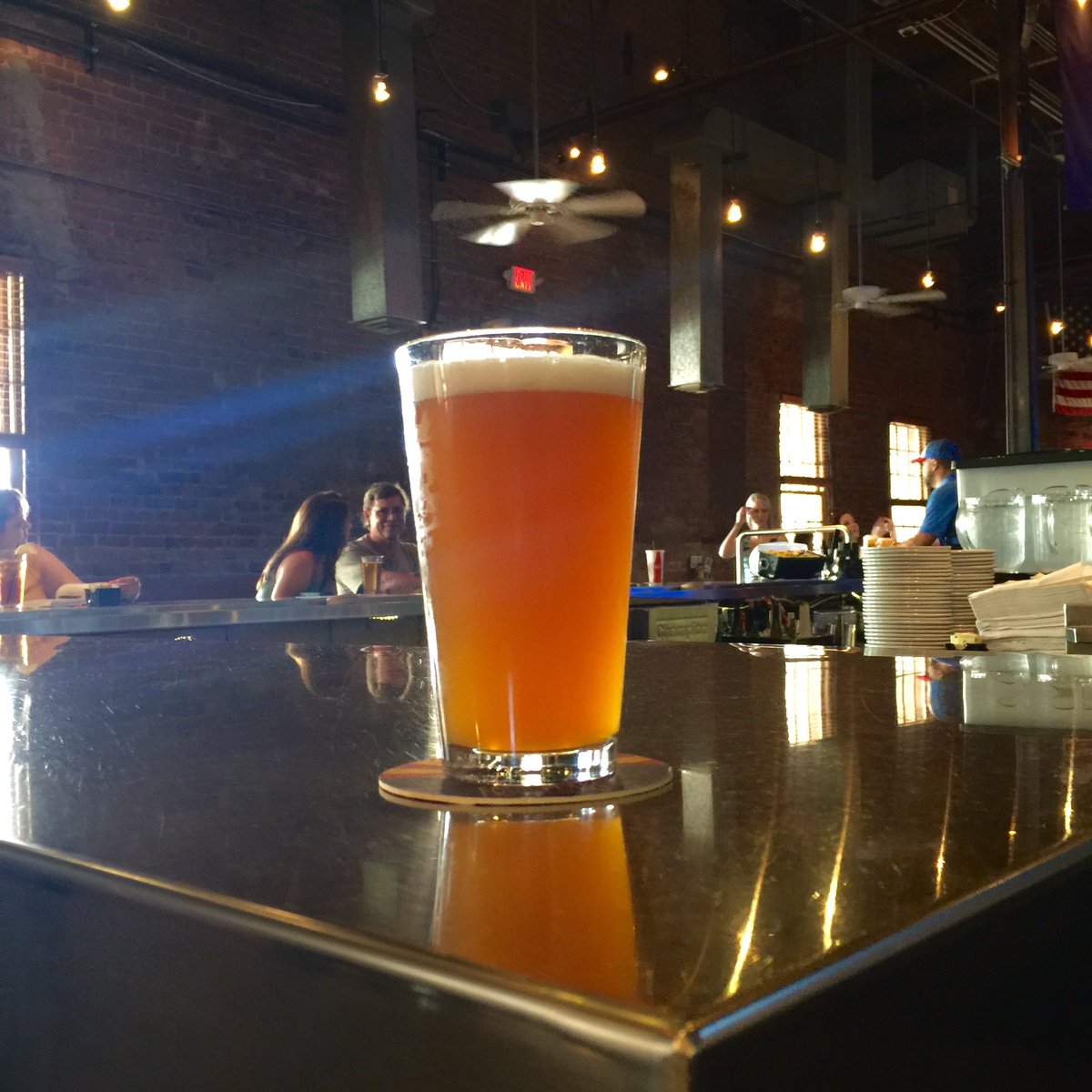fourpeaksbrew's tweet photo. #JustTapped! #SingleTankSeries #Saison! Juniper berries & Meyer lemon zest w a spicy, yet fruity aroma, 6.9% ABV 😍 https://t.co/tSZLpBgHFp