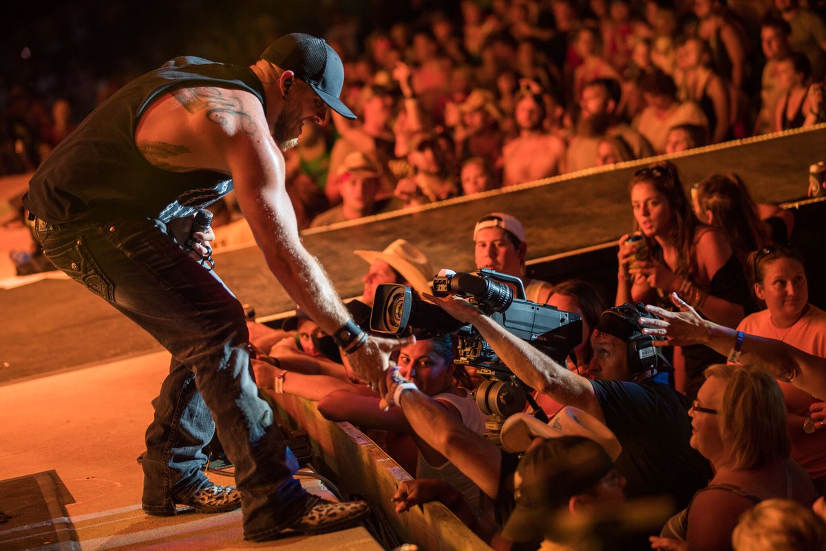 brantleygilbert's tweet photo. #Ohio #TakeItOutsideTour #CountryConcert https://t.co/hsElSCWlrs