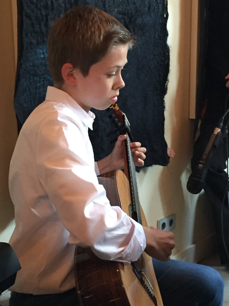 RotaryHarlingen's tweet photo. De volgende voorstelling kwam van Teake Hiemstra op gitaar en Vincent van der Pol op hoorn. https://t.co/C61l9G9AcP