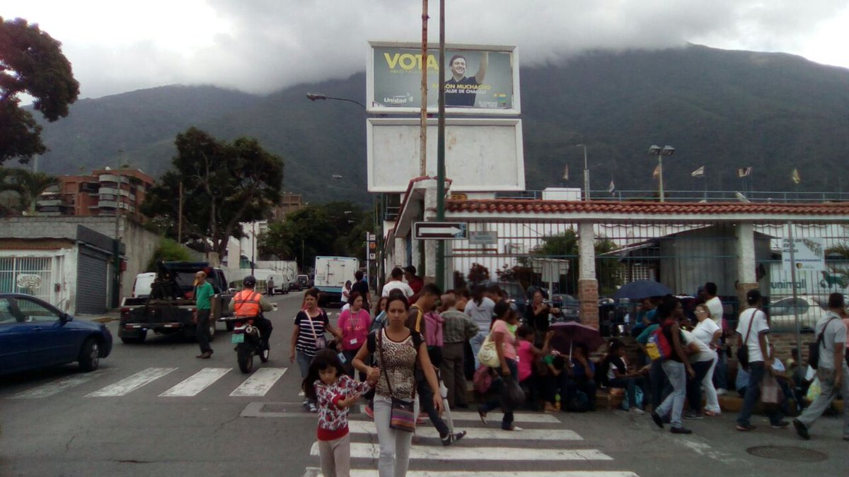 unidadvenezuela's tweet photo. Se agudiza el malestar en ciudadanía ante las dificultades para comprar comida.Así lucía cola en Los Palos Grandes. https://t.co/lXc0YPZv0E