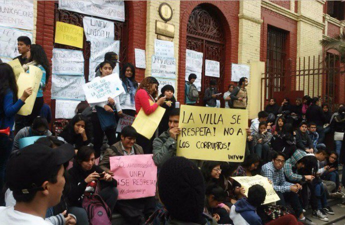 Espacio360Peru's tweet photo. Crónica de una toma anunciada: 6 claves para que entiendas que pasa en la #UNFV
#ContigoUNFV
https://t.co/dy1jdi8pqB https://t.co/x07xbgW55x