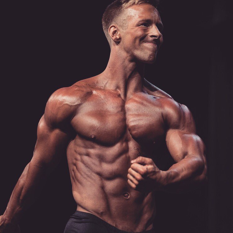 NationUnderBars's tweet photo. There is nothing relaxing about the side relaxed pose #ClassicPhysique https://t.co/DfOWDNA22U