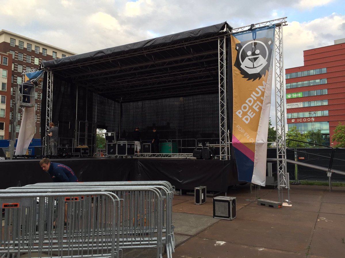 stagecompanyEU's tweet photo. Opbouw in volle gang met @PodiumdeFlux #zaandam #prolyte #rampsupport #stagedex #catwalk stage61 #podium https://t.co/PPyi99TGrS