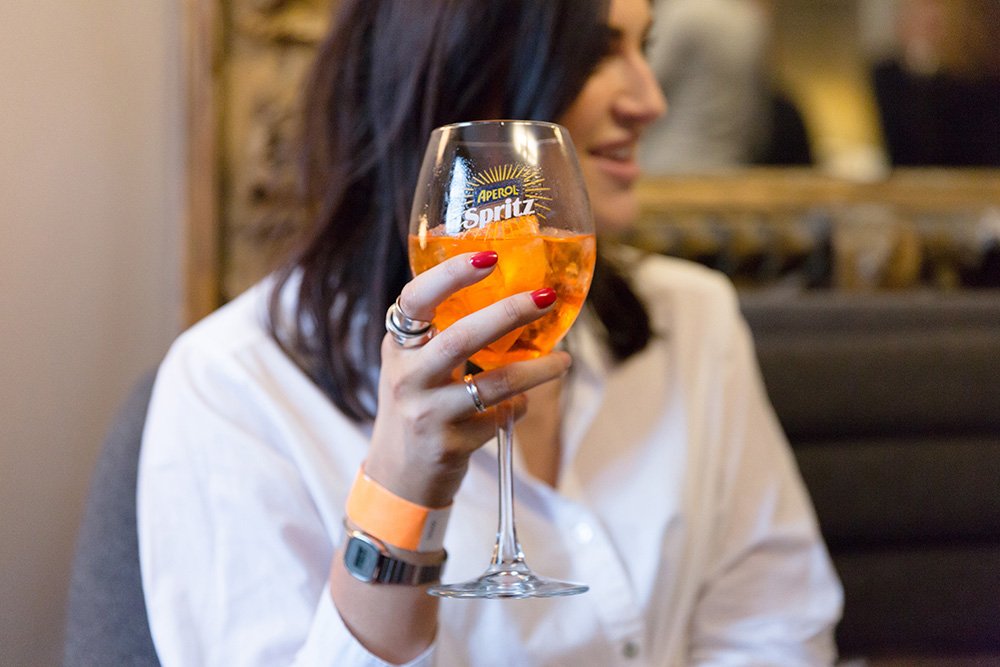 Don't miss the opportunity to win a bottle of <a href="/AperolSpritzUK/">Aperol Spritz</a> ! Tag a #SearcysChamp to be in with a chance 😄