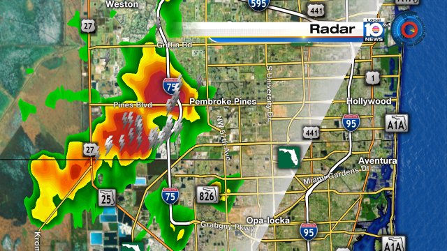 A t'storm is developing near Pembroke Pines.  Stay alert for the next 30 minutes for heavy rain and lightning. https://t.co/QhVseHxbvo