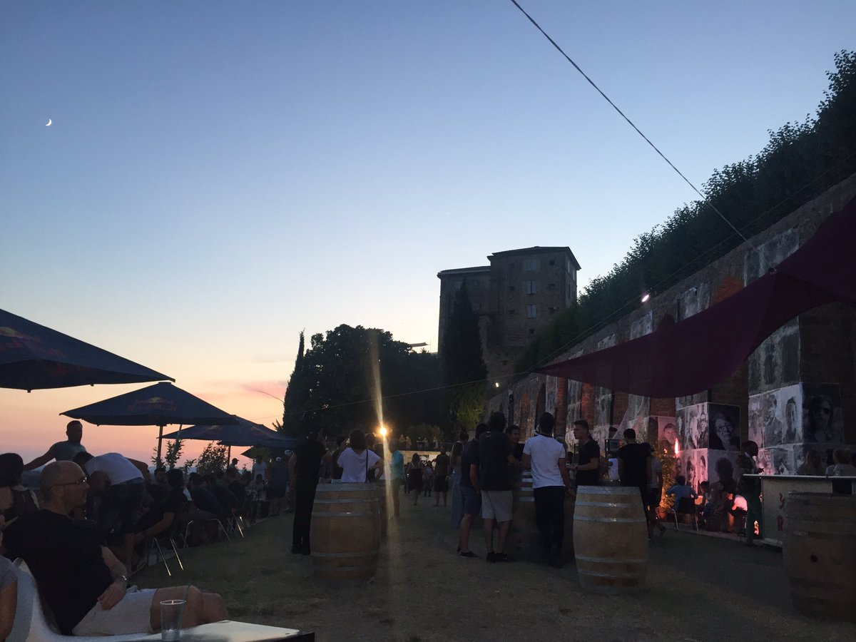 benjaminvolpi's tweet photo. Swankwil aux terrasses music'art festival avec @Ana_tali1 #luberon #lamaison https://t.co/d1K1QD6z5c