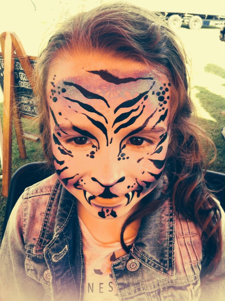 CocoFleurArt's tweet photo. #Norton fair #tiger #facepaint #colour #paint 75 tigers in one day phew love my job https://t.co/RQUElZnHyi