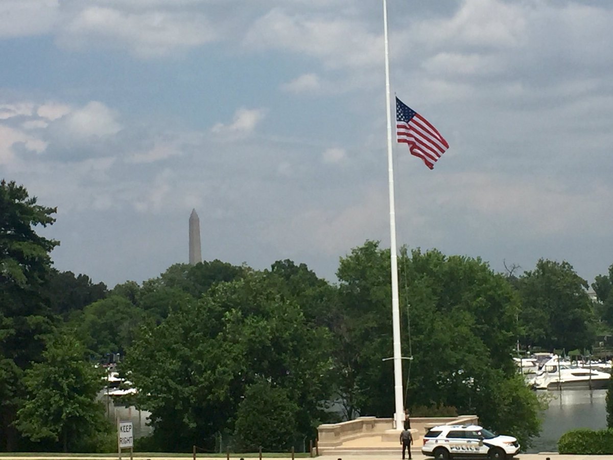 ABC's tweet image. JUST IN: Pentagon lowers its flags to half-staff in honor of the officers killed in #Dallas shooting.