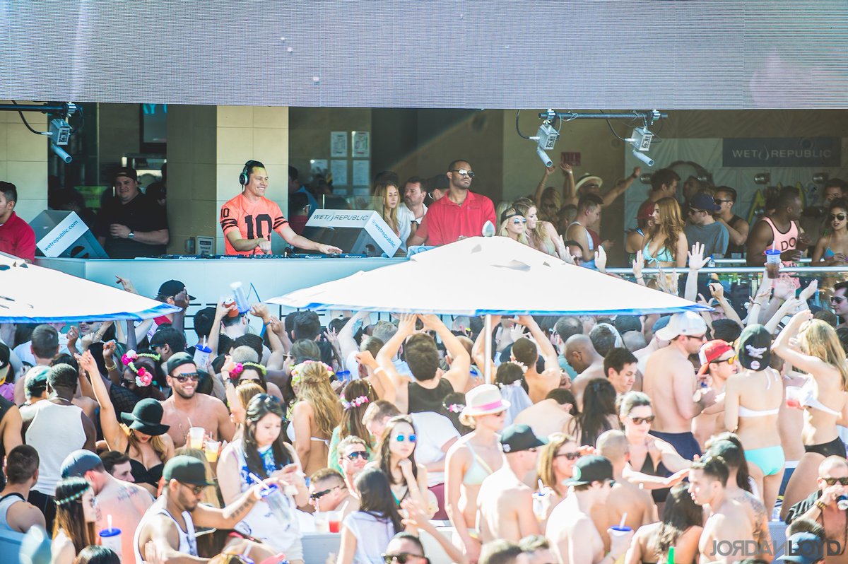 tiesto's tweet photo. Nothing like spending your Sunday poolside 💦 Come party at @WetRepublic today 😎 #ReplublicOfTiesto https://t.co/UuomZ1kGhO