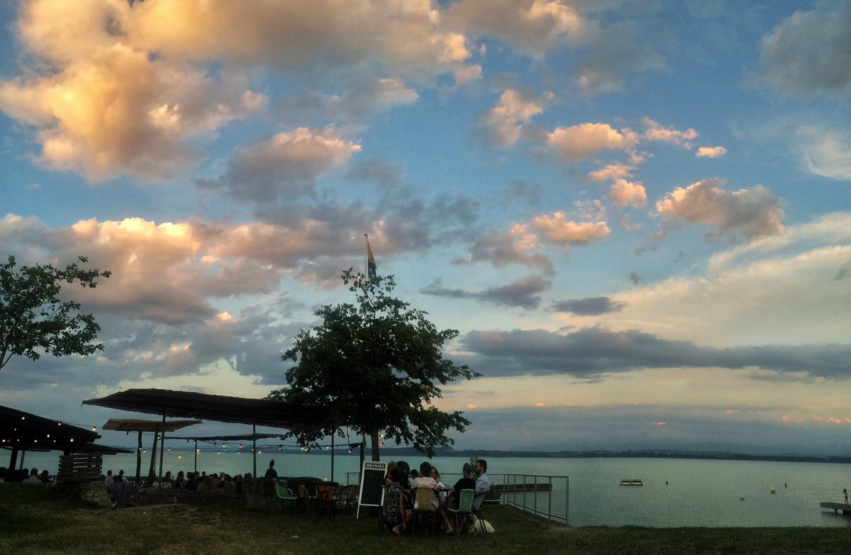 tsap08's tweet photo. Plage de Boudry #lac #Neuchâtel #jura3lacs #Switzerland #sunset @DariusRochebin https://t.co/X0p3mzFJ56