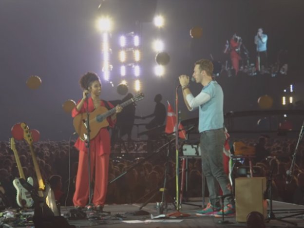 telehit_musica's tweet photo. (VIDEO) @coldplay recuerda a #Prince en su concierto: https://t.co/BKoywSo3OB https://t.co/JGgTC1k3EK
