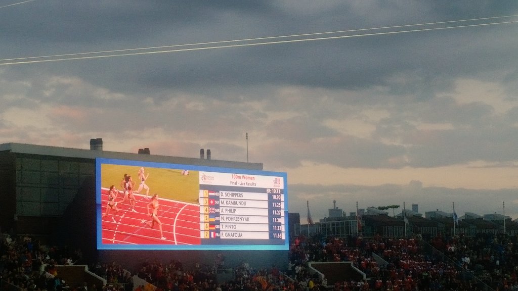 M_Dasselaar's tweet photo. Oké, poging 2! Het gaat echt prima met #ekgoud voor @dafneschippers op de 100m! #ech2016 https://t.co/zzNcnu4H14