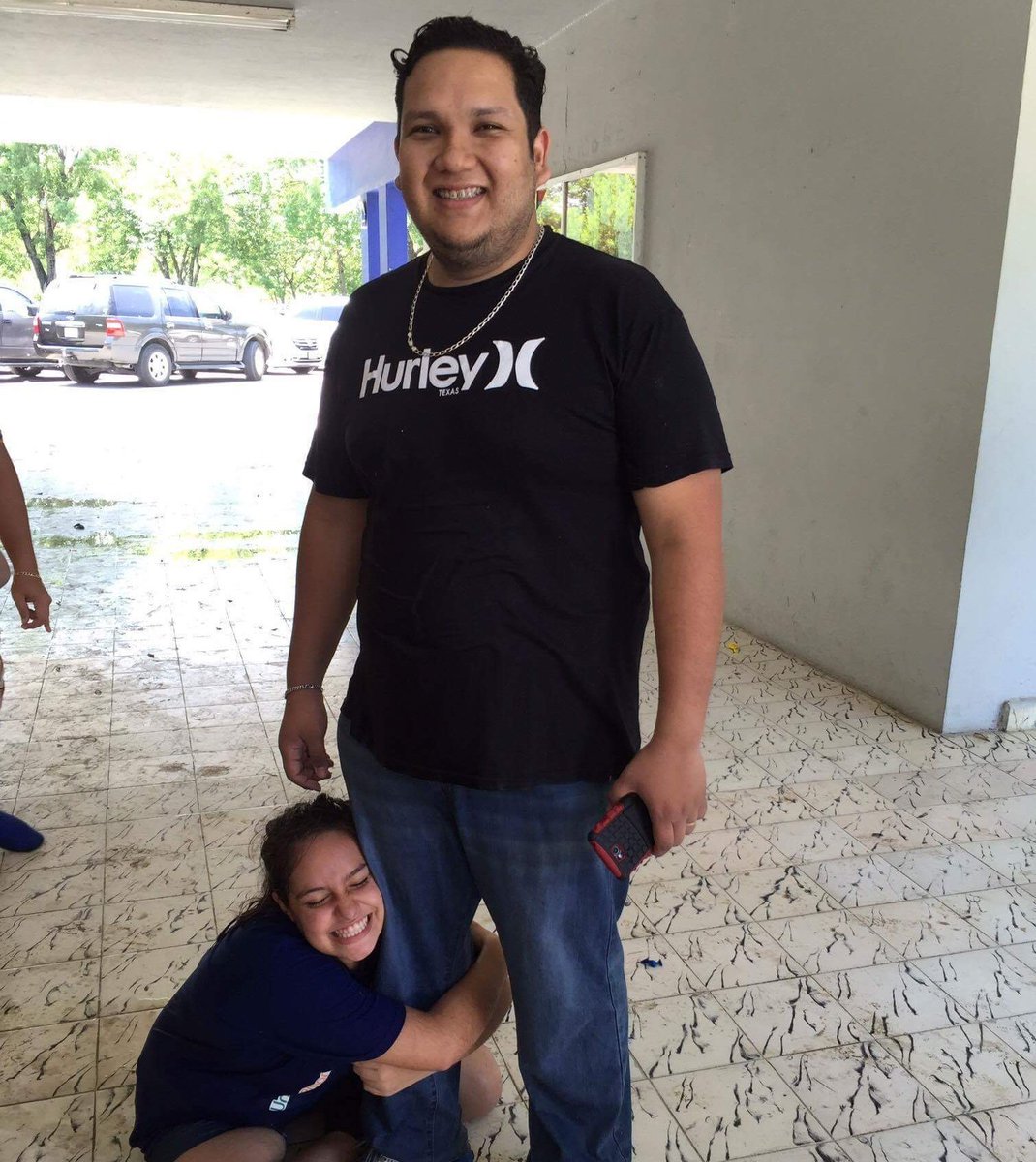 PatsssPats's tweet photo. El Cheks se nos va😭😭
#ProfeFav #SinElNoEntiendoMate https://t.co/4zWxUTQwkx