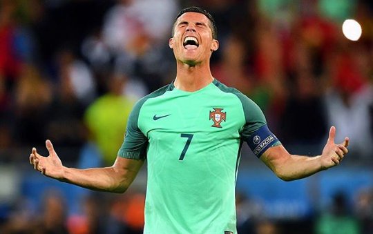 MUSLIMSQ's tweet photo. Pesepak bola, Cristiano Ronaldo Senang Dengarkan Tilawah Quran, Ini Alasannya : https://t.co/a3E2rRrQiK