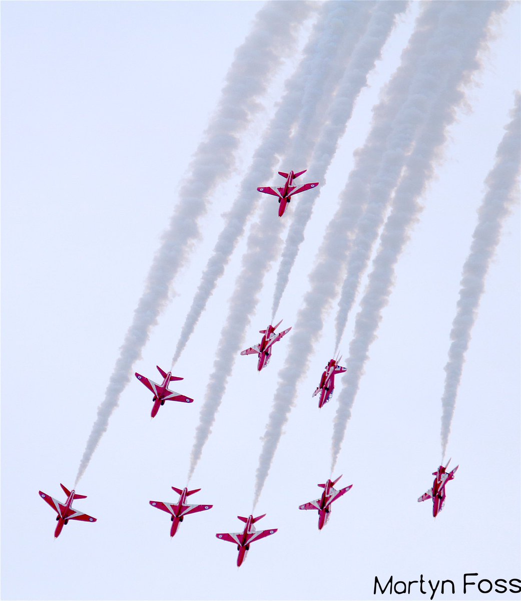Martynfoss's tweet photo. Watched my first full @rafredarrows display of 2016. I have a new favourite move. The Hammerhead Break @RAFRed10 https://t.co/qcNAvOiMHn