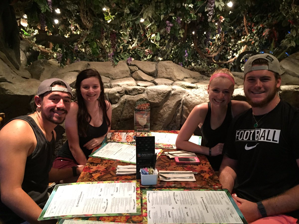 Kailey_Salter's tweet photo. Missing Disneyland with two of my true friends and one amazing boyfriend ❤️👑 https://t.co/HEhZ3ioZbQ