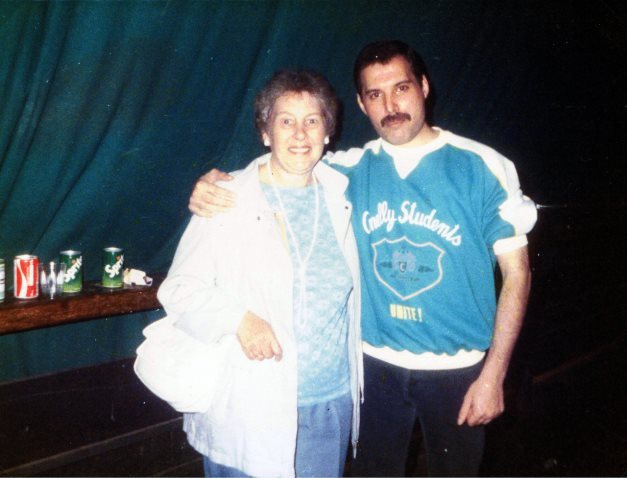 History Photographed on Twitter: "Freddie backstage with fan in Leiden, 1986. https://t.co/cPJEX39QFy" / Twitter