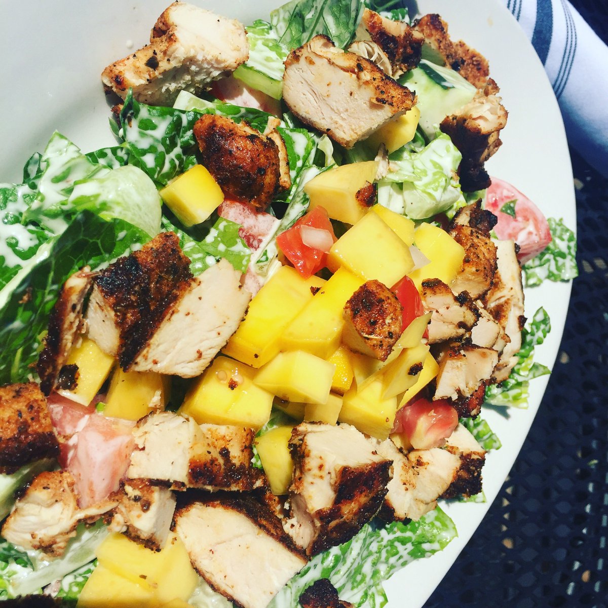 GyrosOnTheSpit's tweet photo. Blackened Chicken Salad is so insanely good. We dare you not to like it! #Greek #Fresheats #ChicagosBest #TGIF https://t.co/3tEAEN09N7
