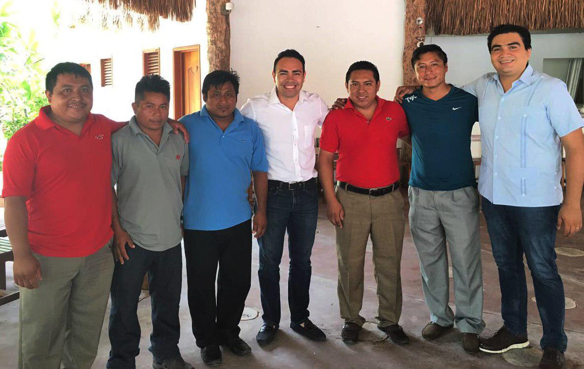 CarlosToledoM's tweet photo. En compañía de mi amigo @armando_angulo visitamos a los delegados de la zona maya, siempre es un gusto saludarlos. https://t.co/jrz5mLUhof